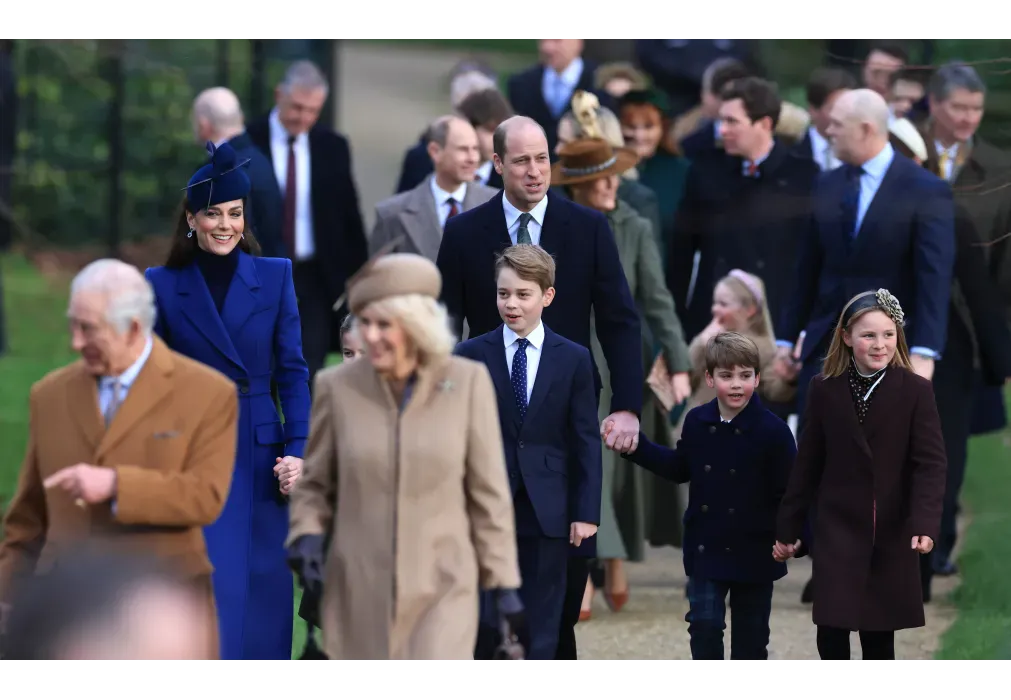 Король Чарльз III, принцесса Уэльская, королева Камилла, принц Джордж, принц Уильям, принц Уэльский, принц Луи и Миа Тиндалл