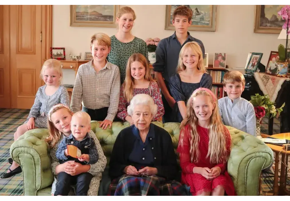 Королева Елизавета II в окружении внуков и правнуков