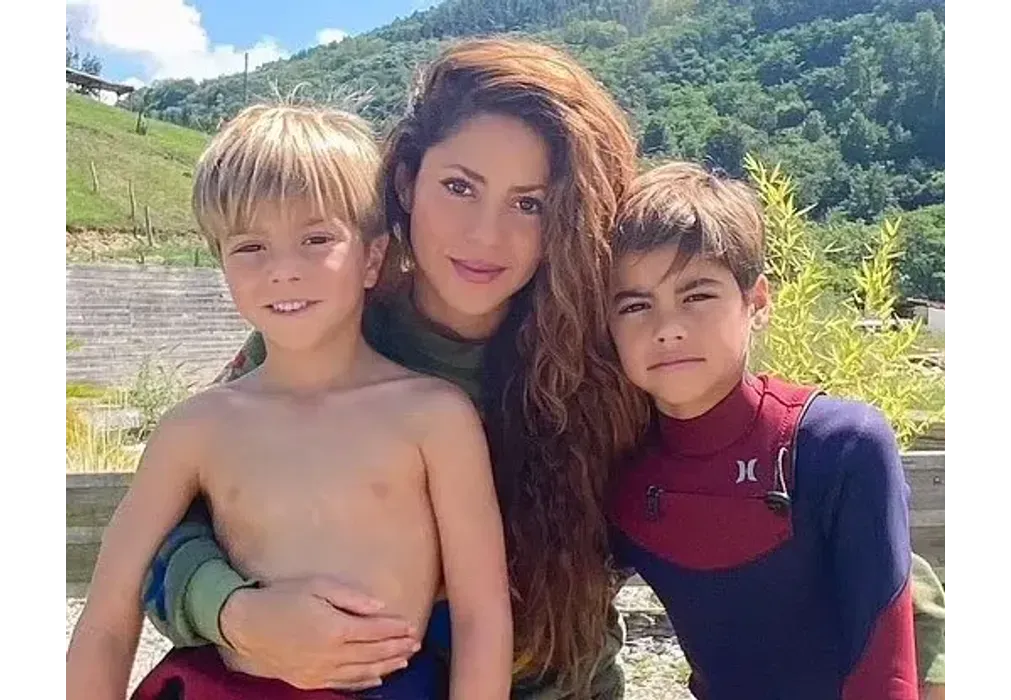 Шакира с детьми