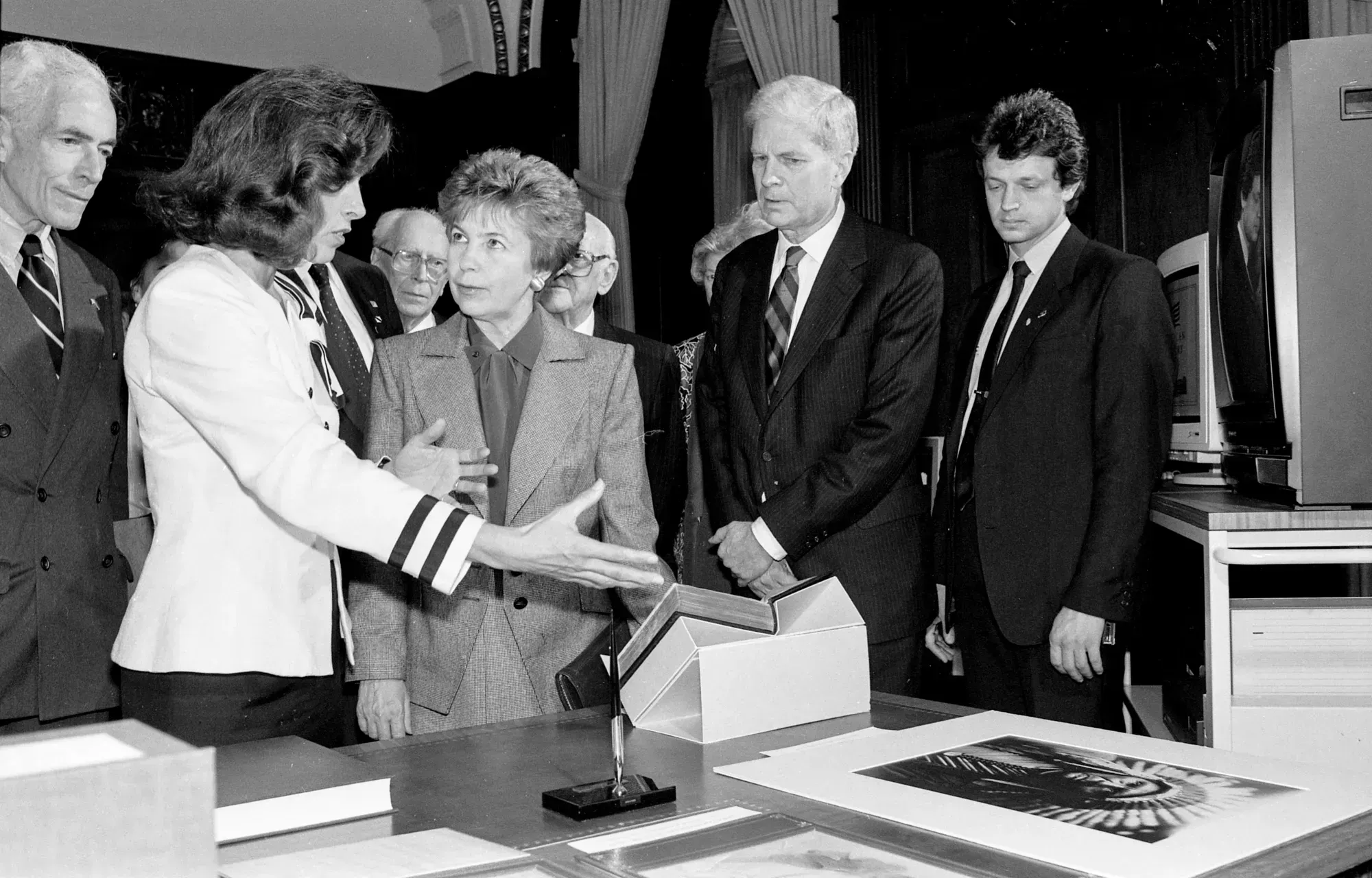 Раиса Горбачева (в центре) в Библиотеке Конгресса США, 1990/Фото: Библиотека Конгресса США