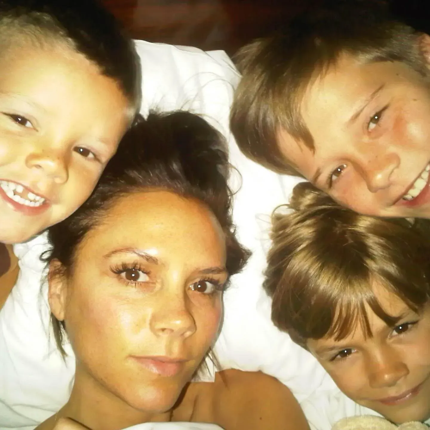 Виктория Бекхэм с сыновьями/Фото: davidbeckham/Instagram*