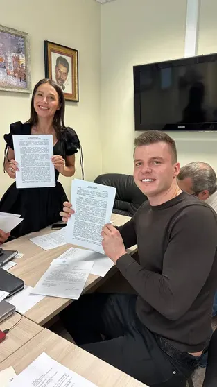 Артём и Валерия Чекалины подписывают документы после закрытия уголовного дела о неуплате налогов, 2024 год/Фото: ler_chek_official/Telegram