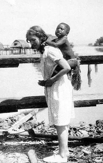 Маргарет Мид и ребёнок племени манус
