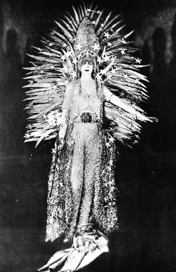 Луиза Казати в костюме, символизирующем свет, на маскарадной вечеринке в Париже