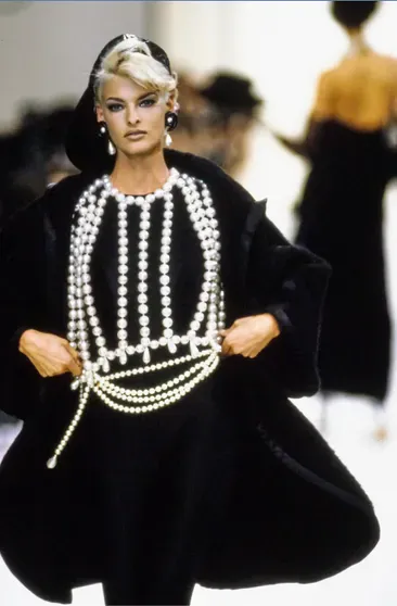 Линда Евангелиста на показе Chanel осень-зима — 1991