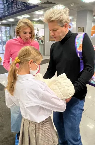 Светлана Бондарчук и Сергей Харченко забирают сына из роддома