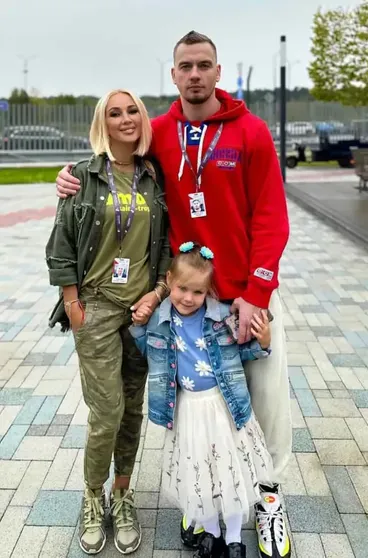 Лера Кудрявцева с мужем Игорем Макаровым и дочерью