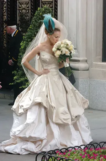 Конечно же свадебное платье Керри Бредшоу в «Секс в большом городе»