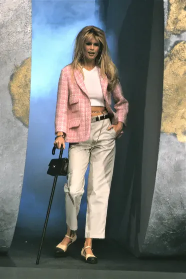Клаудия Шиффер на показе Chanel весна-лето — 1996