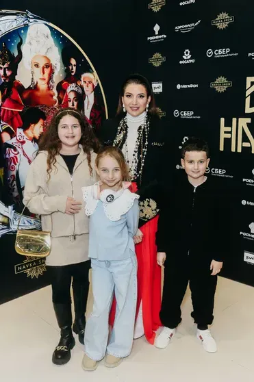 Жасмин с детьми и дочь Татьяны Навки и Дмитрия Пескова