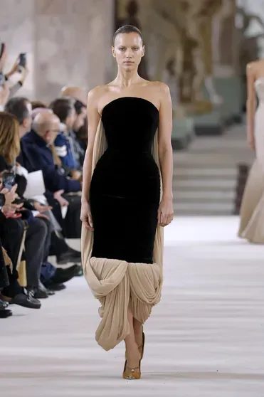 Ирина Шейк на показе Schiaparelli Couture весна — 2024