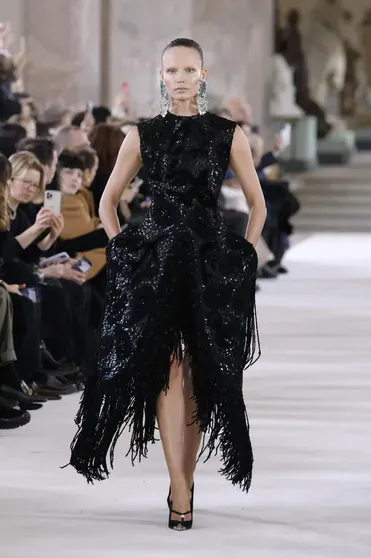 Наташа Поли на показе Schiaparelli Couture весна — 2024