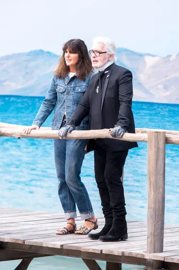Карл Лагерфельд и Виржини Виар на показе Chanel весна-лето — 2019
