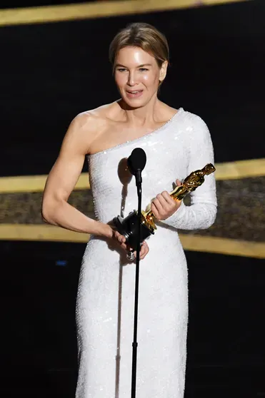 В 2020 году Рене получила второй "Оскар" за фильм "Джуди", где сыграла певицу Джуди Гарленд. Некоторые критики сошлись во мнении, что эта работа лучшая в карьере актрисы/Фото: Kevin Winter/Getty Images