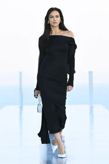 Ирина Шейк на показе Dua Lipa x Versace pre-fall 2023