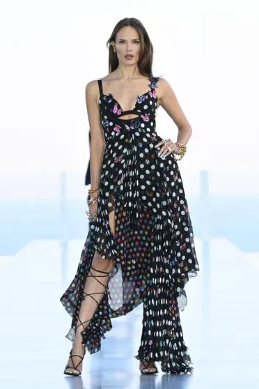 Наташа Поли на показе Dua Lipa x Versace pre-fall 2023