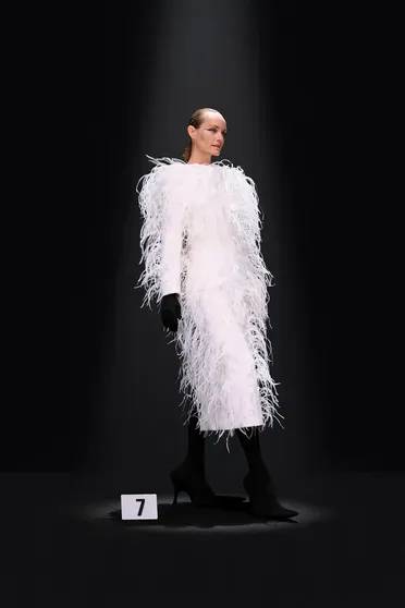 Эмбер Валлетта для Balenciaga Couture осень — 2023