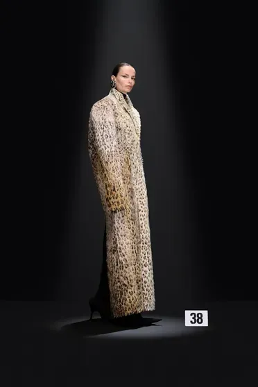Наташа Поли для Balenciaga Couture осень — 2023