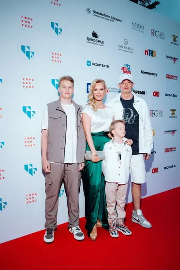 Олеся Судзиловская с семьёй