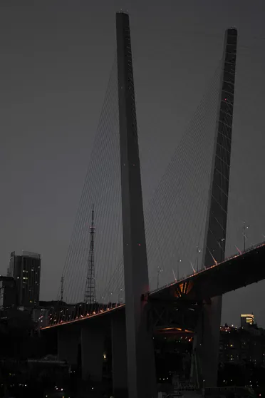 Золотой мост ночью