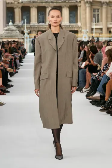 Наташа Поли на показе Givenchy весна-лето — 2024