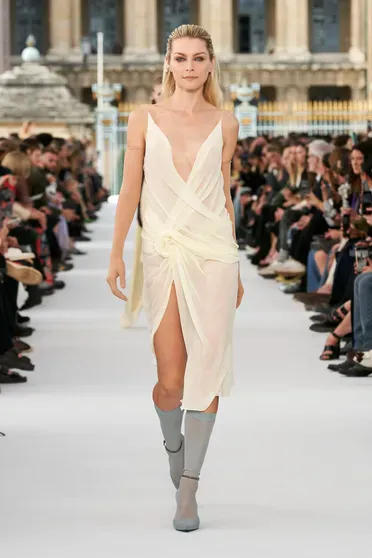 Джессика Стэм на показе Givenchy весна-лето — 2024