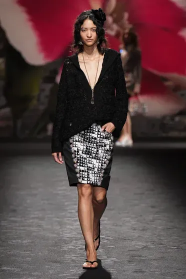 Америка Гонсалес на показе Chanel весна-лето — 2024