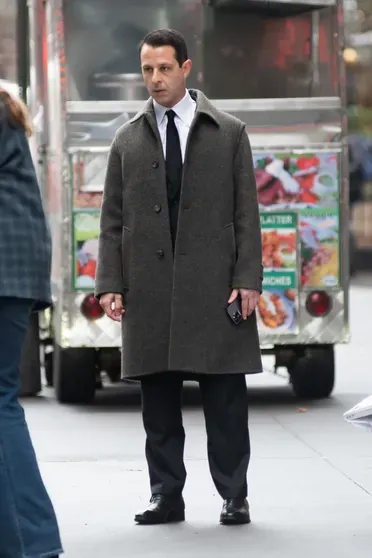 Джереми Стронг в пальто Loro Piana в сериале "Наследники"