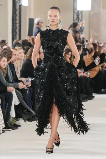 Наташа Поли на показе Schiaparelli Couture весна — 2024