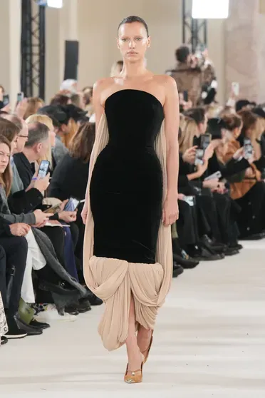 Ирина Шейк на показе Schiaparelli Couture весна — 2024