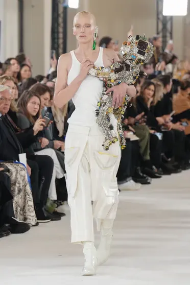 Мэгги Маурер на показе Schiaparelli Couture весна — 2024