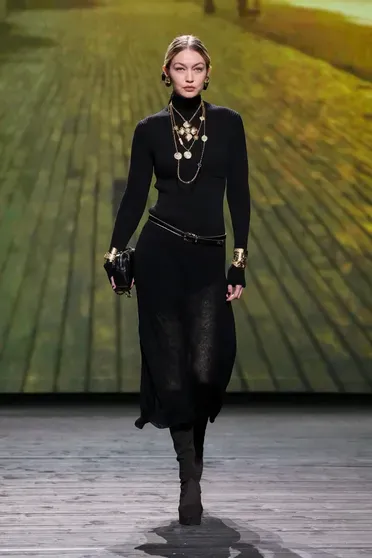 Джиджи Хадид на показе Chanel осень-зима — 2024