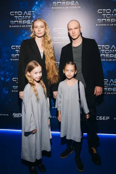 Юра Борисов с супругой и детьми