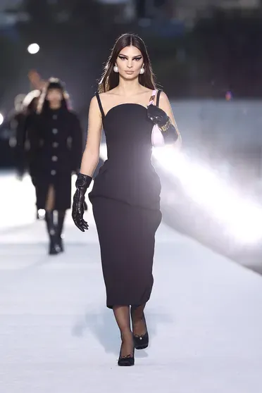 Эмили Ратаковски на показе Versace