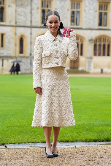 Эмилия Кларк в Chanel после получения ордена Британской империи