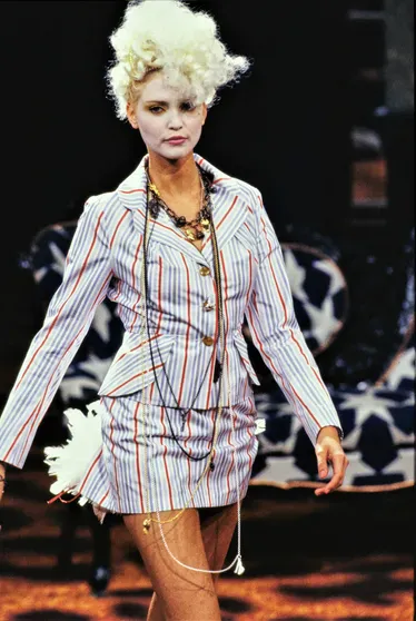 В этом образе на показе Vivienne Westwood весна-лето — 1994 выходила Надя Ауэрманн/Фото: Conde Nast Archive