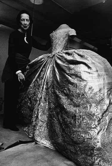Диана Вриланд демонстрирует свадебное платье, которое носила Екатерина II, 1976 год/Фото Charles/New York Times