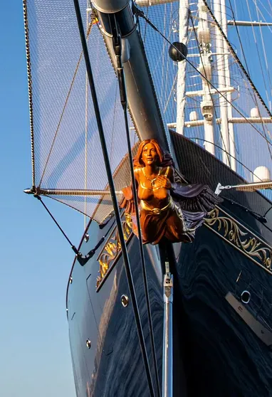Фигура на яхте Джеффа Безоса