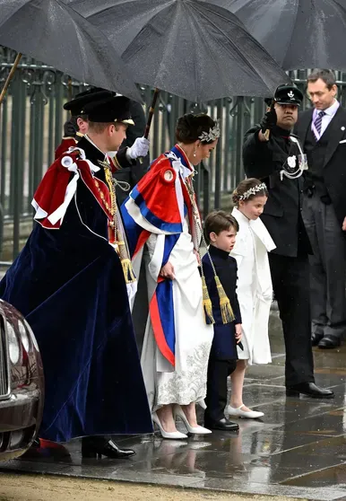 Принц Уильям и его супруга Кейт Миддлтон с детьми