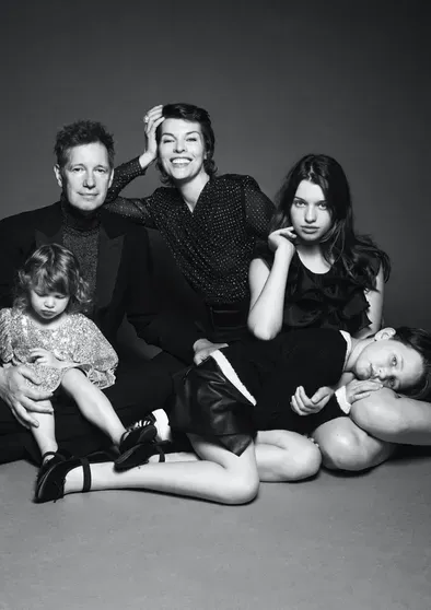Милла Йовович и Пол Андерсон с дочерьми для H&M Holiday 2023