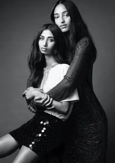 Мона Тугаард с сестрой для H&M Holiday 2023