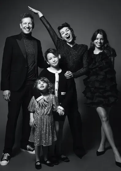Милла Йовович и Пол Андерсон с дочерьми для H&M Holiday 2023