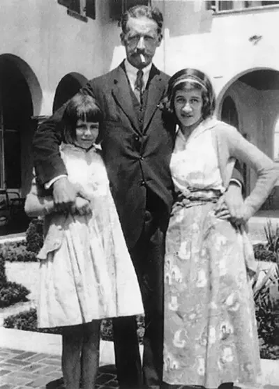 Фредерик Янг Диэл с дочерьми Александрой и Дианой
