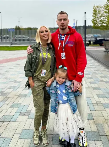 Лера Кудрявцева с мужем Игорем Макаровым и дочерью