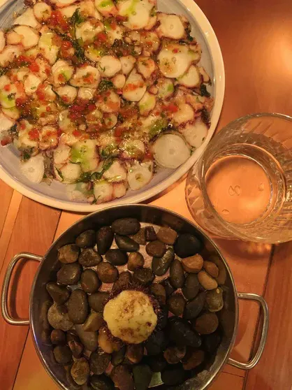 Морской ёж и блюдо из трепанга и осьминогов