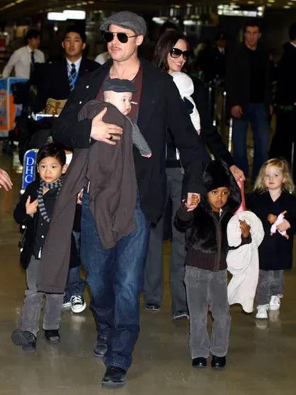 Брэд Питт и Анджелина Джоли с детьми Паксом, Захарой, Ноксом и Шайло