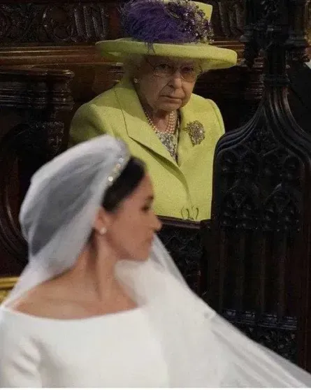 Недовольное лицо Елизаветы II на свадьбе принца Гарри и Меган Маркл