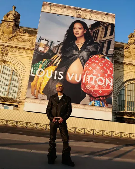 Фаррел Уильямс на фоне рекламной кампании с Рианой