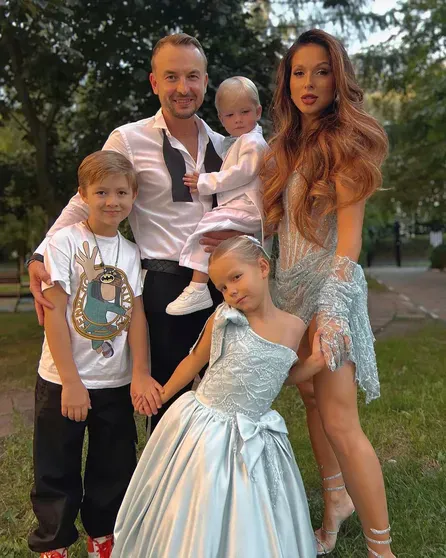 Игорь Сивов с сыном от первого брака и Нюша с детьми