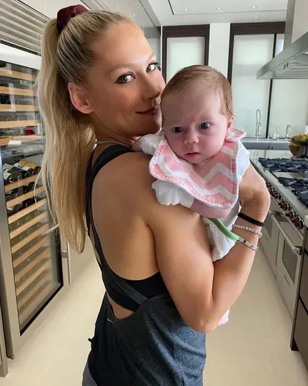 Анна Курникова с дочерью в 2020 году